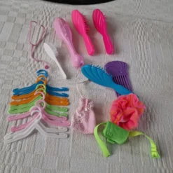 Tradera Barbie tillbehör - klädhängare, borstar, väska m.m.^ Dockor