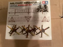 Tradera Barricade set - påbörjad^ Plastbyggsatser