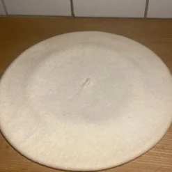 Tradera Basker Fashion Beret benvit> Huvudbonader