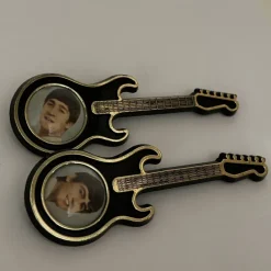 Tradera Musikmemorabilia<Beatles, 2 st gitarrer med nålar, mycket fint skick!