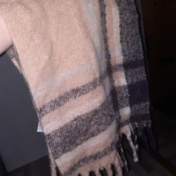 Tradera Beige, grå och svart halsduk> Sjalar & Halsdukar