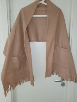 Tradera Beige Poncho-Sjal med fickor.> Sjalar & Halsdukar