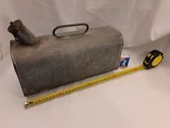 Tradera Bensindunk av äldre modell, 5 liter, kultvärde.^ Bensinia