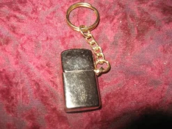 Tradera Nyckelringar<BENSINTÄNDARE MINI NYCKELRING 2,8 cm x 1,5 cm x 0,7 cm GULDFÄRGAD