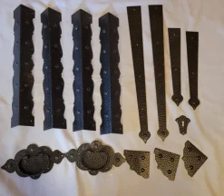 Tradera BESLAG / KISTBESLAG. Av svartlackerad präglad plåt.> Beslag & Reservdelar