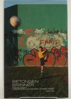 Tradera Betongen brinner : om utanförskap i dagens Frankrike / Torun Börtz.> Samhällskunskap