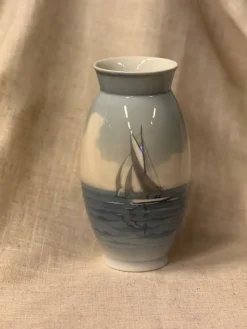 Tradera B&G Köpenhamn Vas med Segelfartyg> Keramik & Porslin, Utländskt