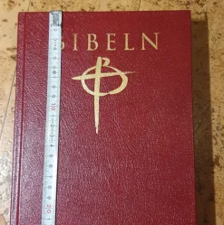 Tradera Bibeln guldsnitt runt kanten.> Religion & Livsåskådning