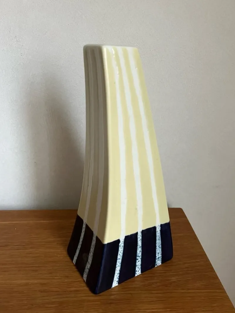 Tradera Böjd vas med ränder. Retro.> Övrig Antik & Design