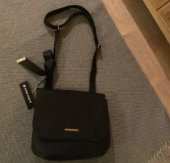 Tradera BjörnBorg: Axelremsväska *Nytt med guld beslag ~ Ord pris 999 kr> Väskor