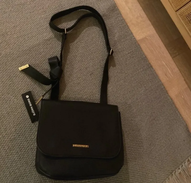 Tradera BjörnBorg: Axelremsväska *Nytt med guld beslag ~ Ord pris 999 kr> Väskor