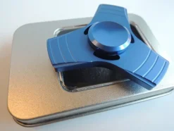 Tradera Blå fidgetspinner i metall levererad i snygg metallbox, antistress, present> Fidgets