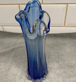 Tradera Blå glasvas> Kuriosa