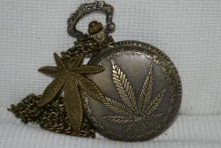 Tradera Blad Marijuana Växt Grön Fickur (Quartz) Halsband Ny^ Fickur