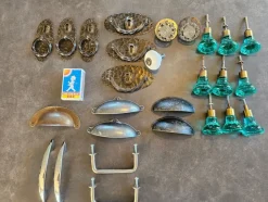 Tradera Blandade beslag och knoppar - Retro och modernt> Beslag & Reservdelar