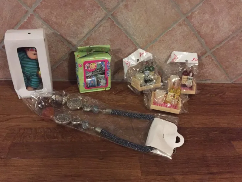 Tradera Övrigt<Blandade småsaker: docka, muggar, vinset och halsband