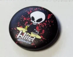 Tradera Pins & Nålar<BLIND SKATEBOARDING. Badge ,nålmärke.diameter 25mm