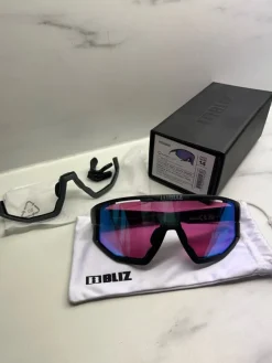 Tradera BLIZ NanoOptics 52101-14N Matt Black Ram med Begonia Blue Multi Lins> Solglasögon