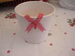 Tradera Krukor & Odlingssystem<Blomkruka - Rund vit med en rosett