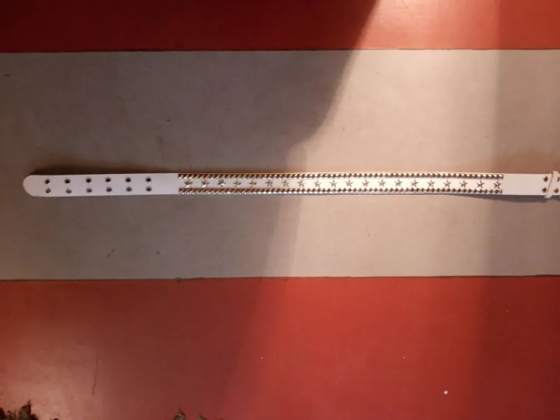 Tradera bälte vit med stjärnor small ft8> Bälten & Skärp