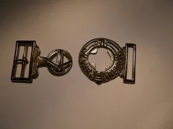 Tradera Bältesspänne 2 delar VAR REDO scout silverfärgad metall OBS ! Endast spänne !> Bälten & Skärp