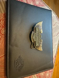 Tradera Bältesspänne Harley Davidsson mässing samt en mapp med patchar mm> Bälten & Skärp