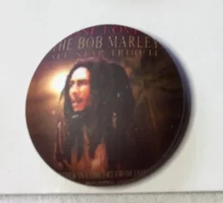 Tradera Pins & Nålar<BOB MARLEY / RASTA. Badge ,nålmärke. 25mm
