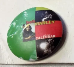 Tradera Pins & Nålar<BOB MARLEY / RASTA. Badge ,nålmärke. 25mm