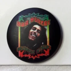 Tradera Pins & Nålar<BOB MARLEY / RASTA. Badge ,nålmärke. 25mm