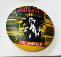 Tradera Pins & Nålar<BOB MARLEY / RASTA. Badge ,nålmärke. 25mm