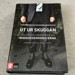 Tradera Bok: UT UR SKUGGAN: En kritisk granskning av Sverigedemokraterna (2010)> Samhällskunskap