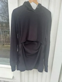 Tradera Boob svart hoodie, storlek L (XL)^ Mammakläder
