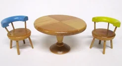 Tradera Bord och stolar till dockskåp från ca 1960-talet> Dockskåp & Dockor