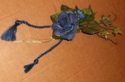 Tradera Bordsdekoration med blå blommor blå kulor guldband murgröna kottar Ljusmanschett^ Bröllopsdukning & Dekorationer