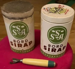 Tradera Bordsirap pappburkar höjd 14,5cm diam 9cm + konservöppnare> Bruks- & Prydnadsföremål