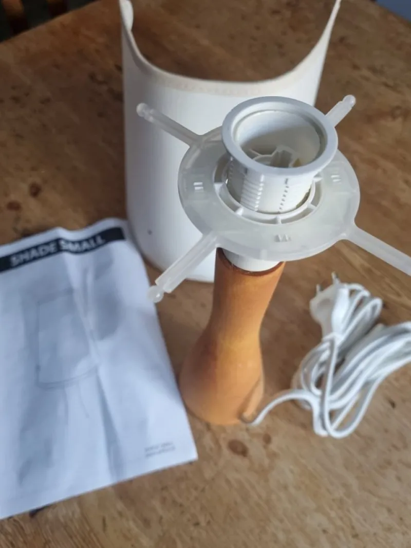 Tradera Bordslampa fot i trä cremevit skärm NY^ Lampor