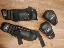 Tradera Boxning<Boxningshandskar och knäskydd stl M