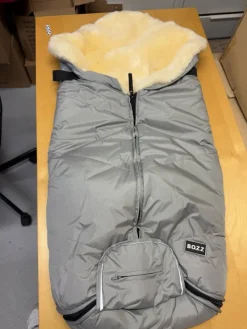 Tradera BOZZ grå åkpåse med äkta lammskinn> Barnvagnar