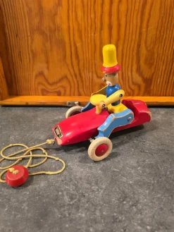 Tradera BRIO Träbil med docka> Brio & Träleksaker