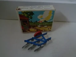 Tradera Leksaks- & Samlarbilar<Britains 1/32 Farm - 3 Furrow Plough MIB - Vintage Retro 1950-Tal