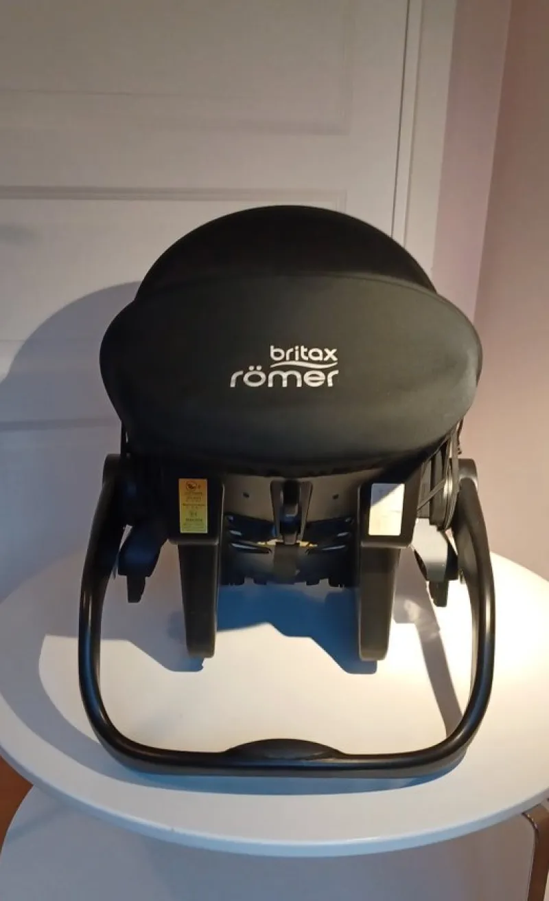 Tradera Britax Römer babyskydd med bas> Bilbarnstolar
