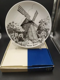 Tradera Brommatallriken - Bällsta Kvarn- 1979 - Gustavsberg> Keramik & Porslin, Svenskt