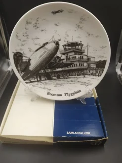 Tradera Brommatallriken - Bromma Flygplats - 1985 - Gustavsberg> Keramik & Porslin, Svenskt