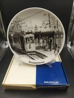 Tradera Brommatallriken - Nockebybanan - 1981 - Gustavsberg> Keramik & Porslin, Svenskt