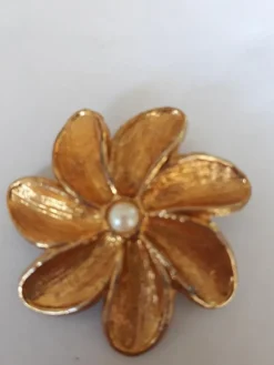 Tradera Broscher<Brosch Gulmetall 80-tal Diameter ca 5 cm