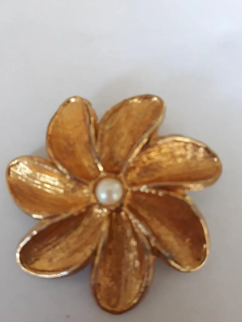 Tradera Broscher<Brosch Gulmetall 80-tal Diameter ca 5 cm