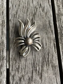 Tradera Broscher<Brosch i silver stämplad, som en blomma