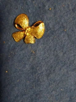 Tradera Övriga Smycken<brosch rosett metall 3,5x3cm !