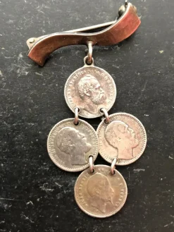 Tradera Broscher<Brosch silver med 4 mynt 10öringar, Oscar 2