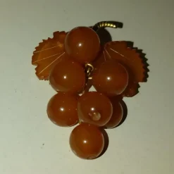 Tradera Broscher<Broscher, druvklase av karneol